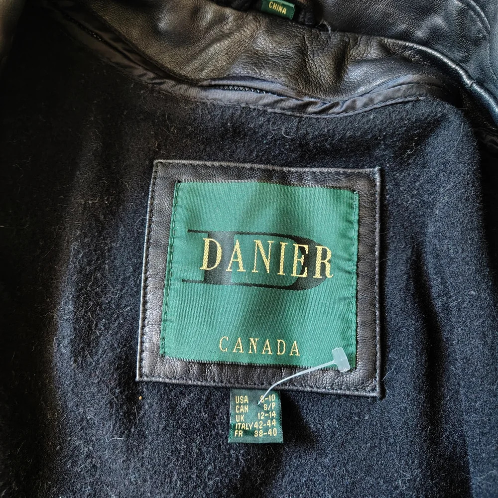 Danier Canada Women's Vintage 1990's Genuine Leather Trench Coat. - Picture 11 of 14